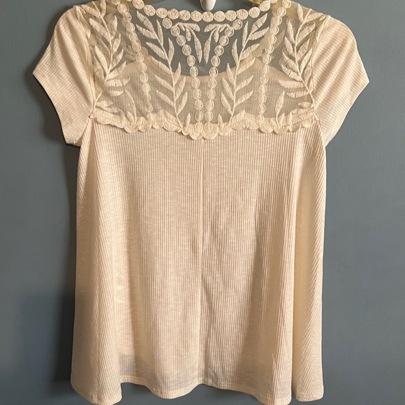 SELLING JOLT TOP FOR WOMEN SIZE M COLOR CREAM VERY GOOD CONDITION - Picture 2 of 13